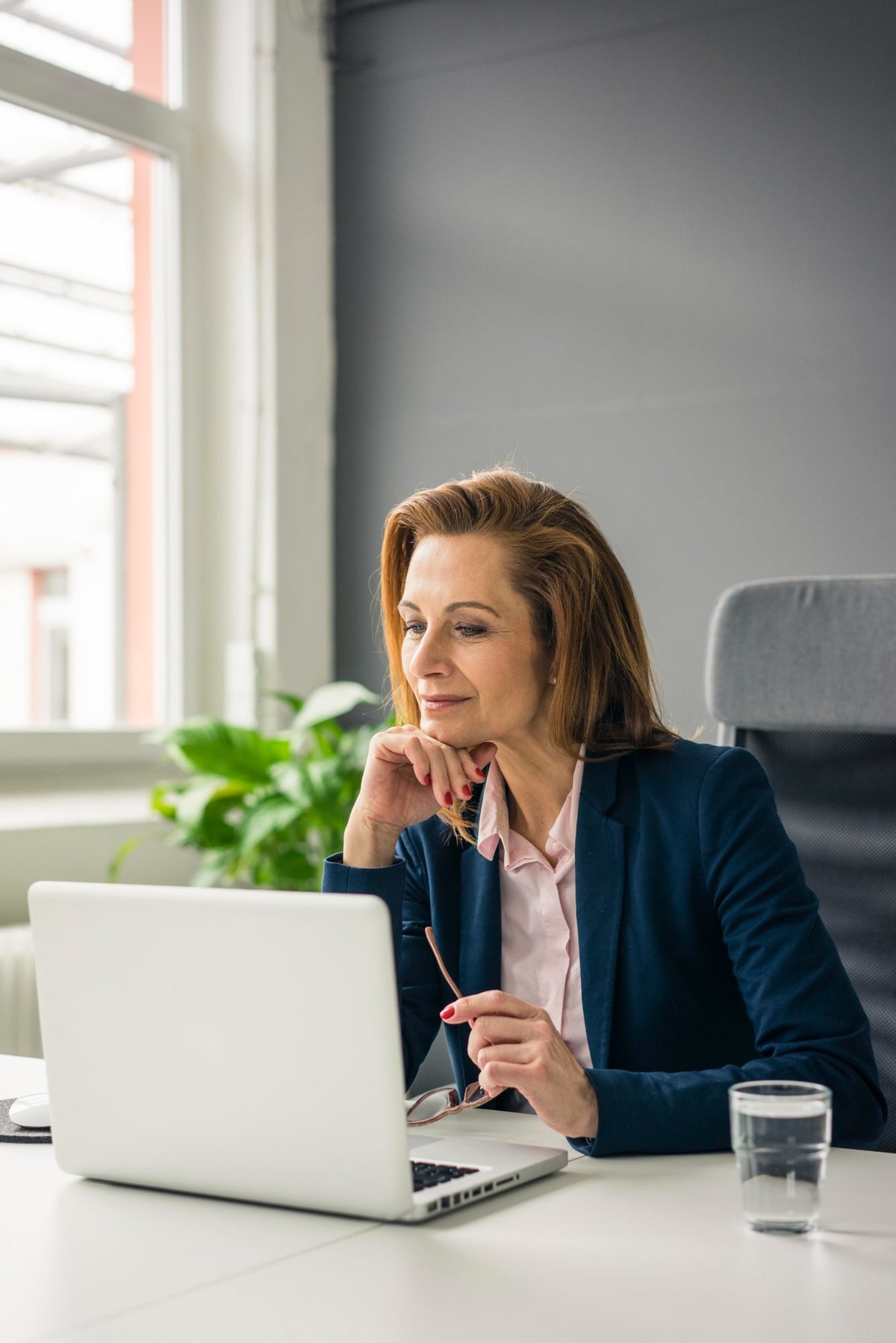 Responsable RH préparant les départs en retraite