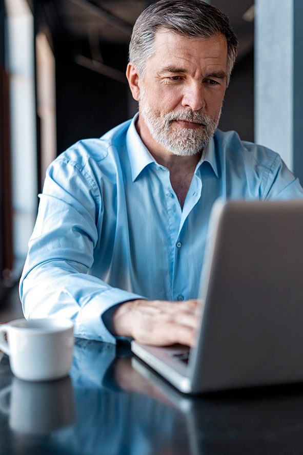 Professionnel indépendant préparant sa retraite